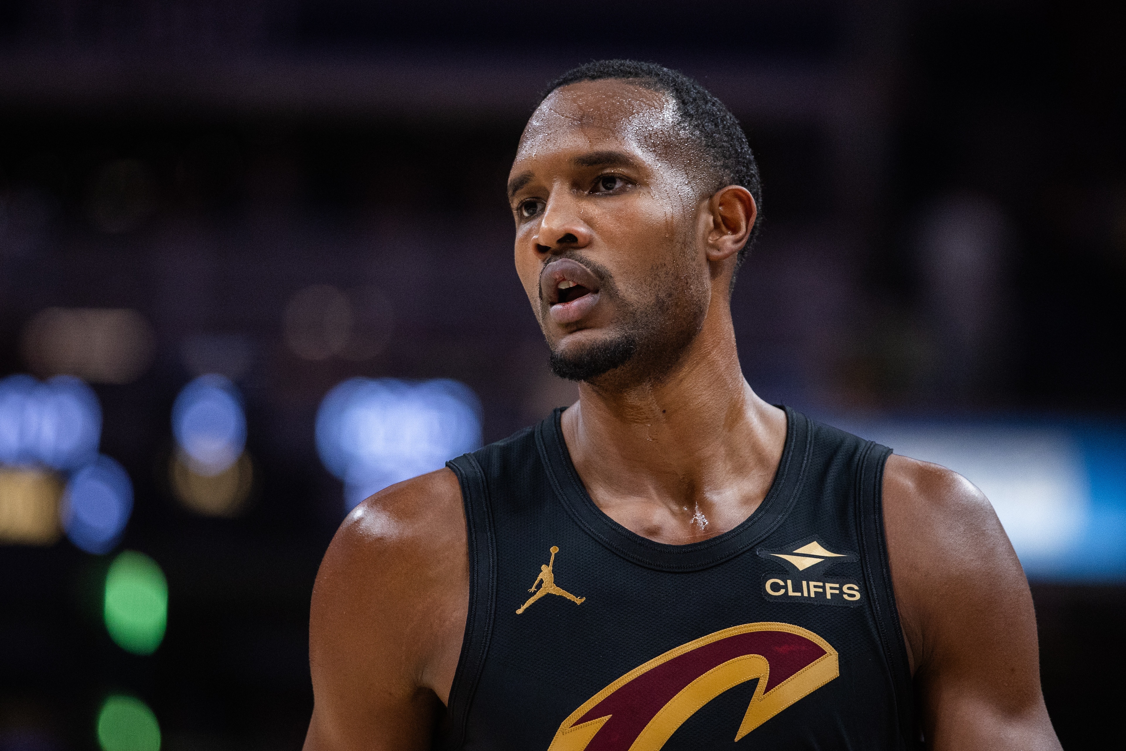 BOB半岛体育-先发制人！莫布里勾手打中 骑士开场2分钟9-0打停国王